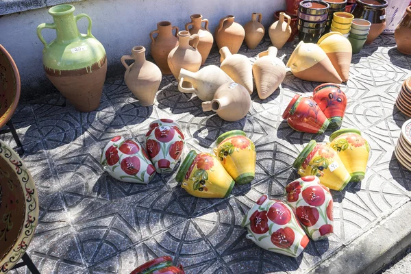 Vaso di fango fatto a mano in un negozio tradizionale medievale, artigianato in Sp — Foto Stock