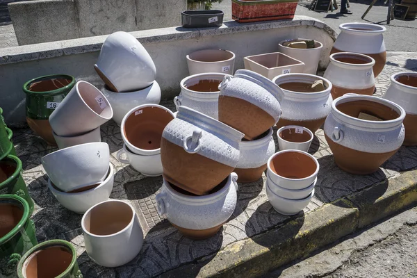 Vaso, vaso di fango fatto a mano in un negozio tradizionale medievale, artigianato — Foto Stock