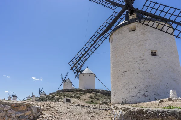 Moulins à vent de Consuegra dans la ville de Tolède, ont été utilisés pour moudre le grain — Photo