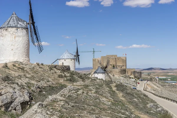 Molinos de viento de Consuegra en la ciudad de Toledo, se utilizaron para moler granos — Foto de Stock