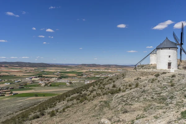 Středověká, větrné mlýny Consuegra v Toledu City, byly použity k gr — Stock fotografie