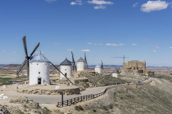 Molinos de viento de Consuegra en la ciudad de Toledo, se utilizaron para moler granos — Foto de Stock