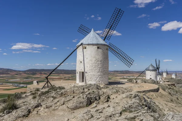 Вітряки Consuegra в місті Толедо, були використані для подрібнення зерна — стокове фото