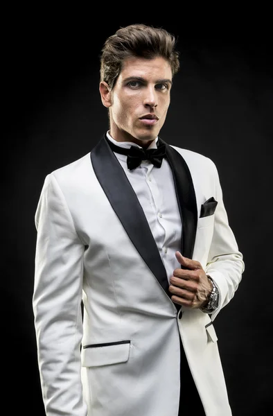Boss, elegant man i en vit kostym smoking med fluga runt hans — Stockfoto