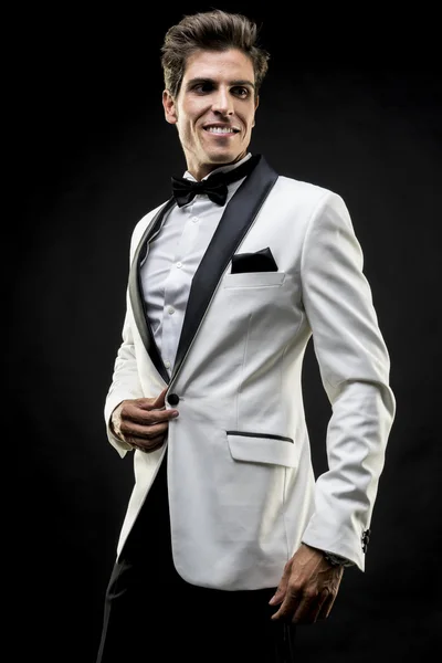 Party, eleganckiego mężczyzny w biały garnitur frak z muszką wokół Witam — Zdjęcie stockowe