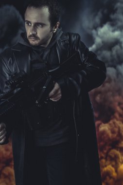 adam holding silahı 