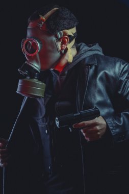 adam holding silahı 