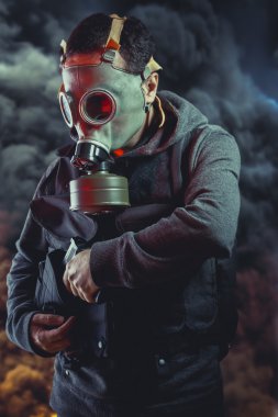 adam holding silahı 