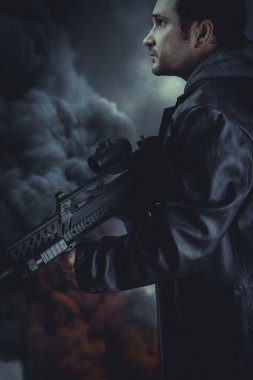 Saldırı tüfeği tutan adam