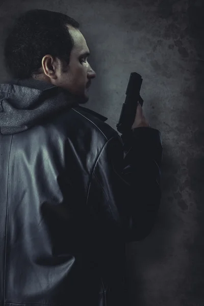 Man holding gun — Stock Photo, Image