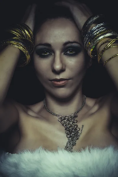 Mujer con joyas de oro y plata — Foto de Stock