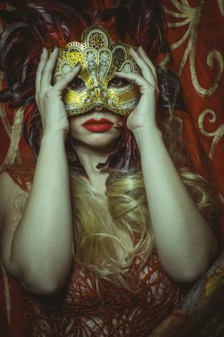 Venedik Maske ile sarışın