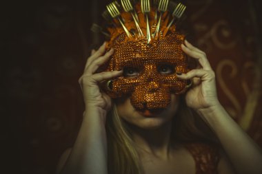 Kafatası maskeli sarışın kadın