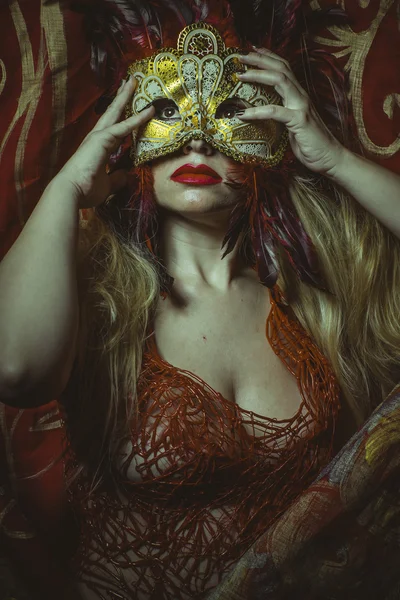 Blondýnka s benátská maska — Stock fotografie