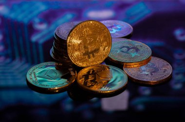 Bitcoin altın sikkeler siyah cam masa üzerinde teknoloji yansıması