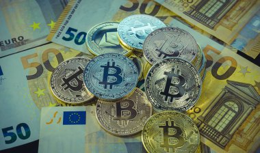 Avro banknotlarının üzerindeki Bitcoin BTC paraları. Dünya çapında sanal internet kripto para birimi ve dijital ödeme sistemi. Dijital siber uzayda bitcoin çiftliğinde dijital para şifreli para