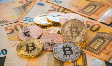 Avro banknotlarının üzerindeki Bitcoin BTC paraları. Dünya çapında sanal internet kripto para birimi ve dijital ödeme sistemi. Dijital siber uzayda bitcoin çiftliğinde dijital para şifreli para
