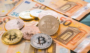 Avro banknotlarının üzerindeki Bitcoin BTC paraları. Dünya çapında sanal internet kripto para birimi ve dijital ödeme sistemi. Dijital siber uzayda bitcoin çiftliğinde dijital para şifreli para