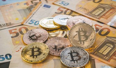 Avro banknotlarının üzerindeki Bitcoin BTC paraları. Dünya çapında sanal internet kripto para birimi ve dijital ödeme sistemi. Dijital siber uzayda bitcoin çiftliğinde dijital para şifreli para