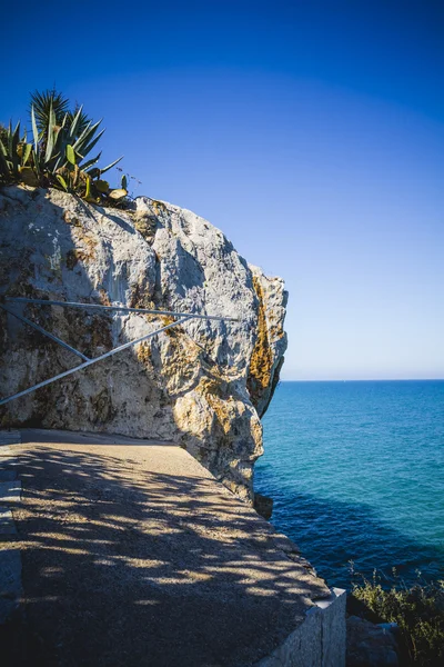 Landscape with cliffs and blue sea — Stock Photo, Image