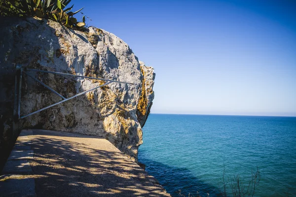 Paisaje con acantilados y mar azul — Foto de Stock