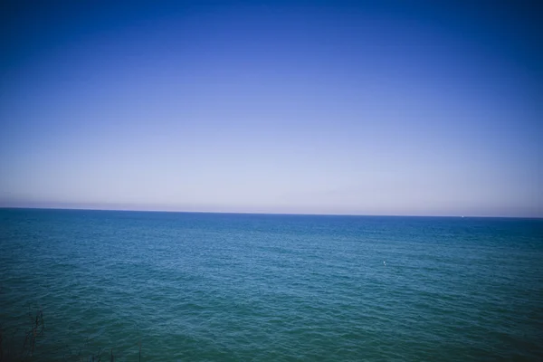 Paesaggio con scogliere e mare blu — Foto Stock