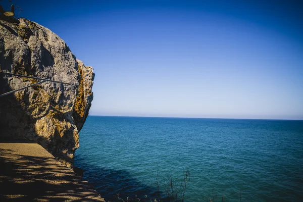 Landschap met kliffen en blauwe zee — Stockfoto