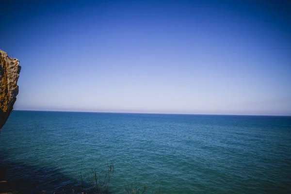 Landschap met kliffen en blauwe zee — Stockfoto