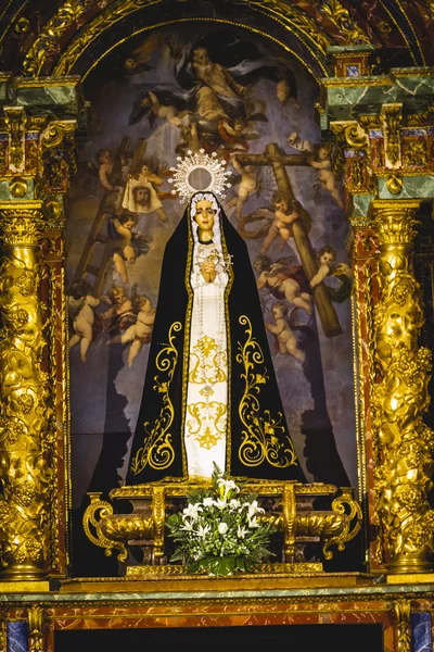 Irgin Mary in gilded chapel — Stock Photo, Image