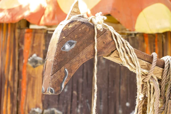 Средневековый деревянный конь — стоковое фото