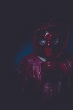 adam kırmızı gaz maskesi