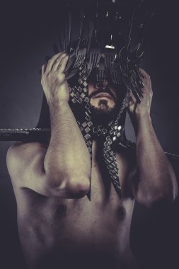 kask çatalları yapılmış olan adam