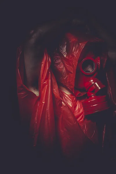 Homme avec masque à gaz rouge — Photo