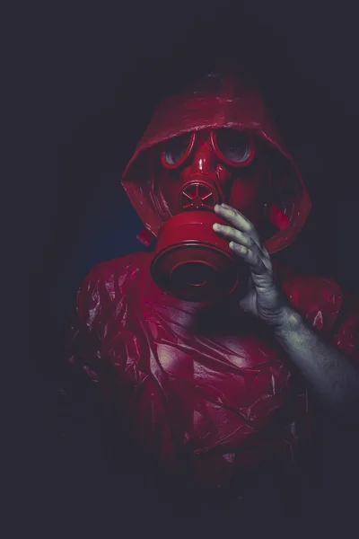 Homme avec masque à gaz rouge — Photo