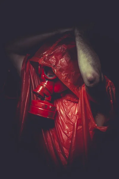 Homme avec masque à gaz rouge — Photo