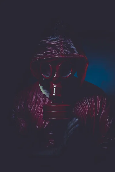 Muž s červeným plynovou masku — Stock fotografie