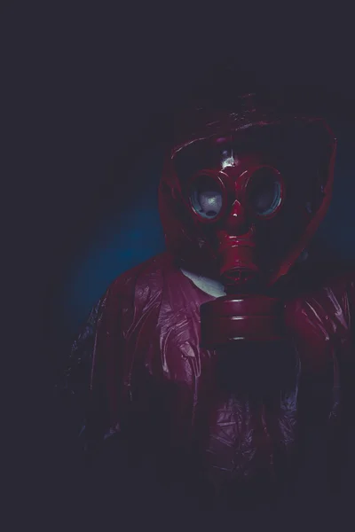 Man met rode gas masker — Stockfoto
