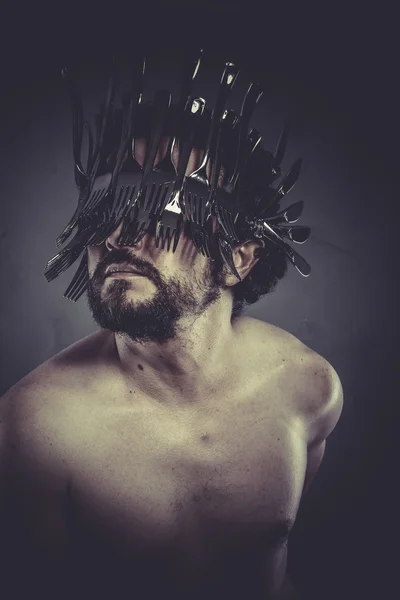 Uomo con casco fatto di forchette — Foto Stock