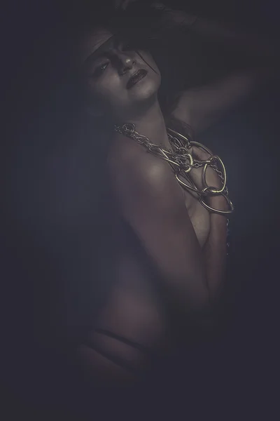 Голая женщина с бронзовой цепью — стоковое фото