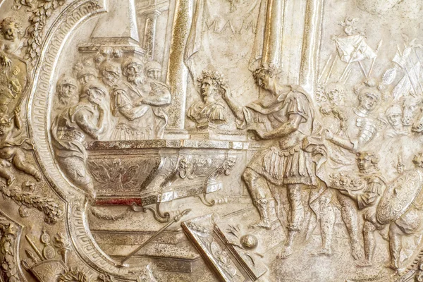 Средневековая рукописная серебряная книга — стоковое фото