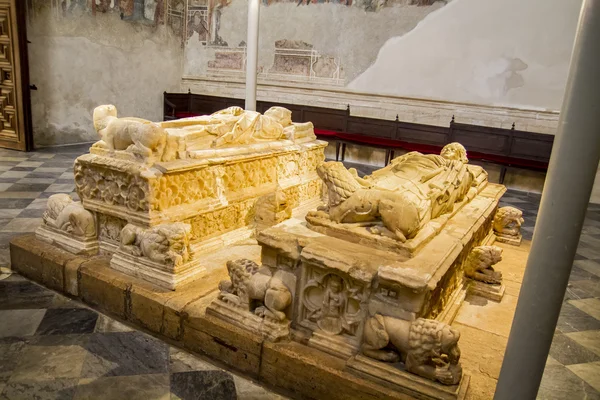 Tombeau épiscopal dans la cathédrale de Tolède, en Espagne — Photo