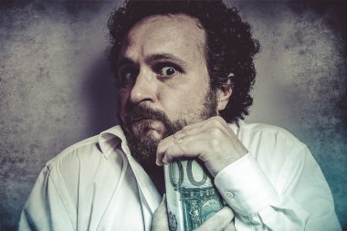 komik ifadeleri ile Beyaz tişörtlü adam