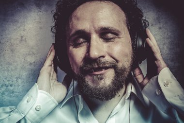 komik ifadeleri ile Beyaz tişörtlü adam