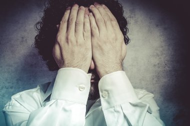 komik ifadeleri ile Beyaz tişörtlü adam