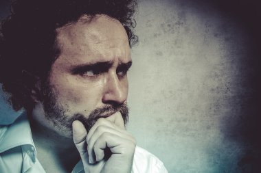 komik ifadeleri ile Beyaz tişörtlü adam