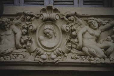 kabartmalar mitolojik figürler ile