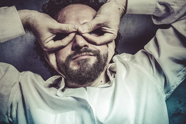 Hombre de camisa blanca con expresiones divertidas —  Fotos de Stock