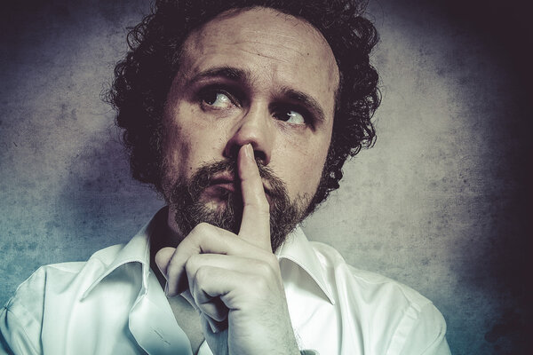 Мужчина в белой рубашке со смешными выражениями
