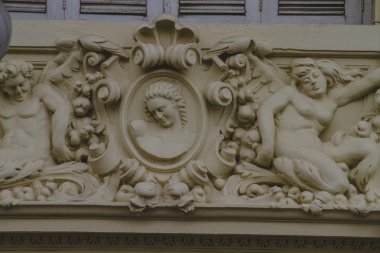 kabartmalar mitolojik figürler ile