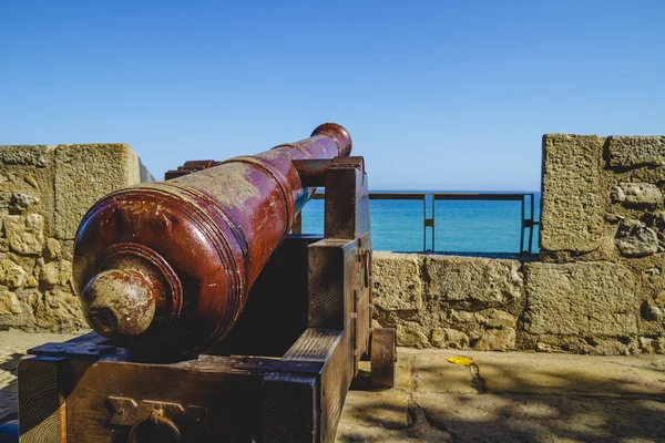 Spaanse kanon wijzen naar zee Fort — Stockfoto